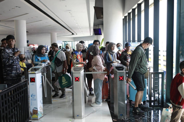 Para pemudik yang pulang kampung menggunakan kapal feri. Foto: dok. PT ASDP Indonesia Ferry