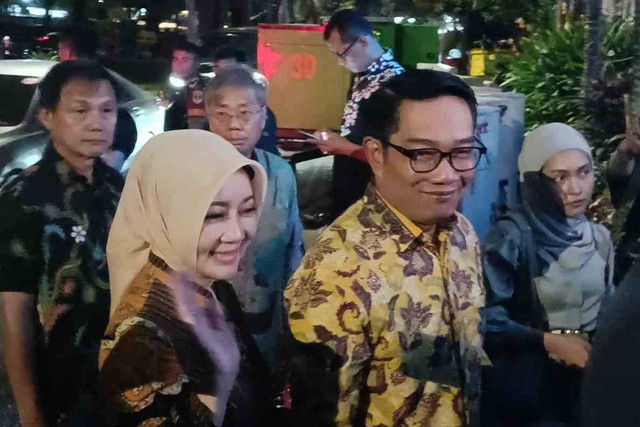 Ridwan Kamil beserta Atalia Praratya mendatangi kediaman Airlangga Hartarto di Jalan Widya Chandra III Nomor 6, Jakarta Selatan, Kamis (11/4/2024) Foto: Fadlan Nuril Fahmi/kumparan