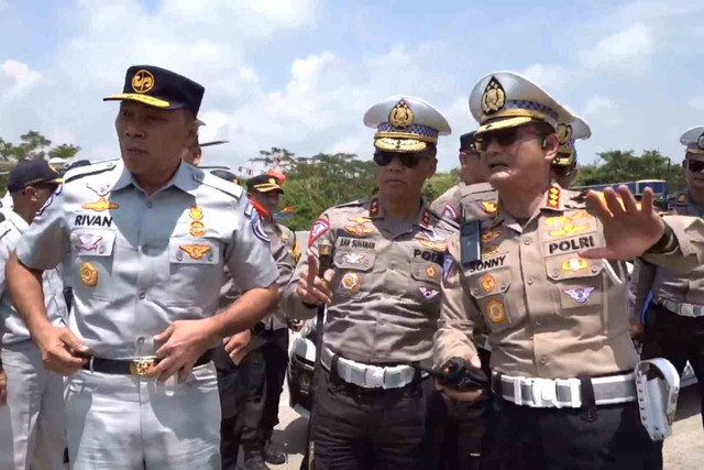 Kakorlantas Polri Irjen Aan Suhanan meninjau kecelakaan bus Rosalia Indah, Kamis (11/4/2024) Foto: Dok NTMC Polri