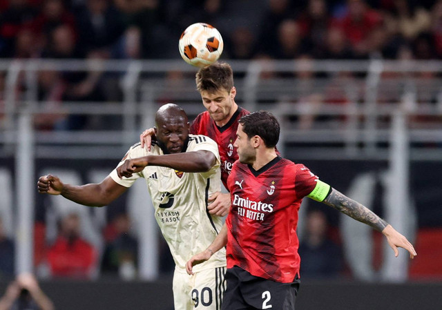 AC Milan berhadapan melawan AS Roma dalam pertandingan leg pertama perempat final Liga Europa 2023/24 di Stadion San Siro, Jumat (12/4) dini hari WIB. Foto: REUTERS/Claudia Greco