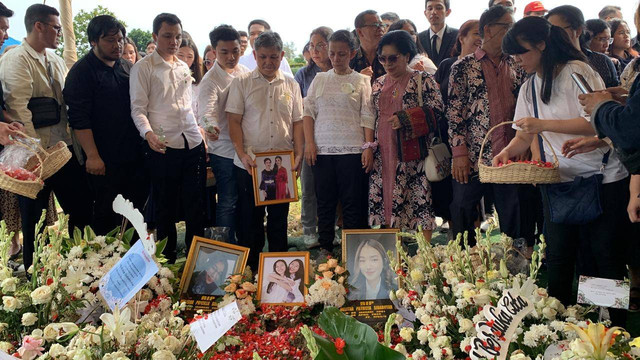 Jenazah Melitha Sidabutar dimakamkan di San Diego Hills, Karawang, Jawa Barat, Kamis (11/4/2024). Foto: Vincentius Mario/kumparan