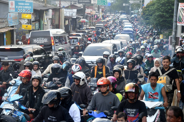 Sejumlah pengendara motor terjebak kemacetan di jalan raya Seseupan, Ciawi, Kabupaten Bogor, Jawa Barat, Kamis (11/4/2024). Foto: Arif Firmansyah/ANTARA FOTO