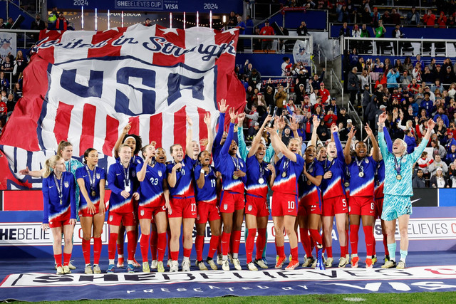 Tim Nasional Wanita AS merayakan kemenangan mereka usai pertandingan sepak bola final SheBelieves Cup melawan Kanada di Lower.com Field di Columbus, Ohio, 9 April 2024. Foto: Graham Stokes/AFP