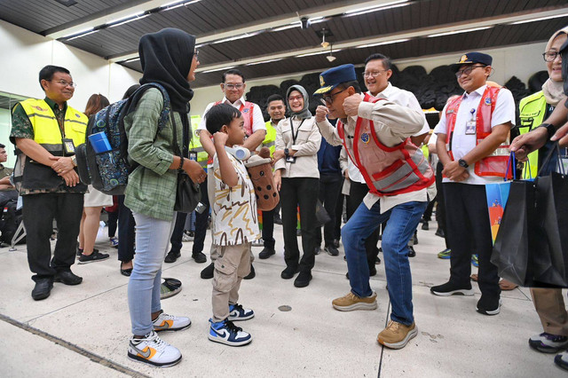 Menteri Perhubungan Budi Karya Sumadi meninjau kesiapan arus balik Lebaran di Bandara Soekarno Hatta, Kota Tangerang, Banten, Jumat (12/4/2024). Foto: Dok. Kemenhub
