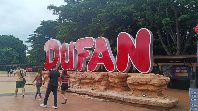 Suasana di depan kawasan Dufan, Ancol, Jakarta Utara, Jumat (12/4). Foto: Fadlan Nuril Fahmi/kumparan