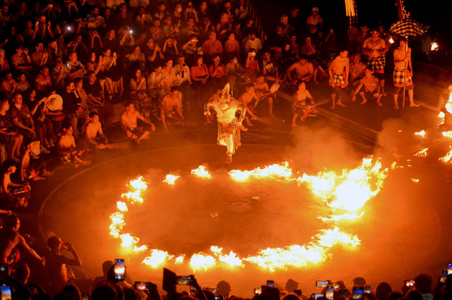 Penari menampilkan Tari Kecak Uluwatu untuk menghibur wisatawan di kawasan Uluwatu, Badung, Bali, Kamis (11/4/2024). Foto: Fikri Yusuf/ Antara Foto