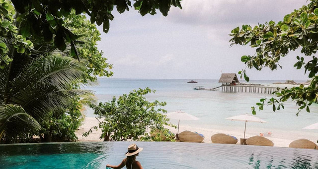 Hotel dengan kolam renang air hangat di Lembang. Foto hanyalah ilustrasi bukan tempat sebenarnya. Sumber: Unsplash/Chelsea Gates