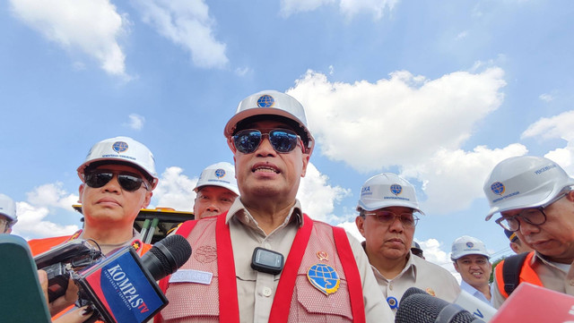 Menhub Budi Karya Sumadi meninjau pembangunan rel kereta api layang di Simpang Joglo, Solo, Sabtu (13/4/2024). Foto: Jonathan Devin/kumparan