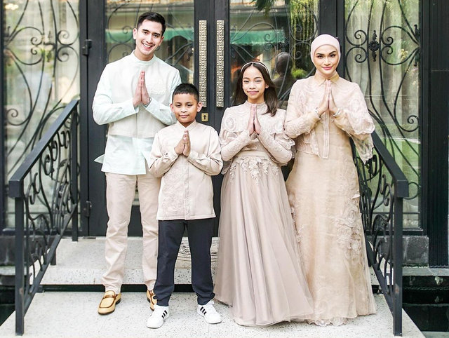 Foto Verrell Bramasta bersama Futri Zulya Savitri dan kedua anaknya. Foto: Instagram/bramastavrl