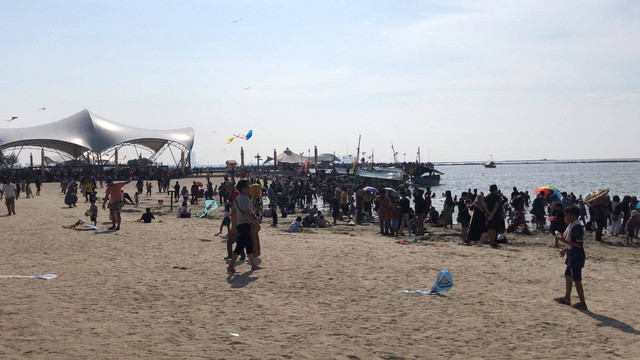 Suasana pantai Ancol H+3 Lebaran. Foto: Andreas Ricky Febrian/kumparan