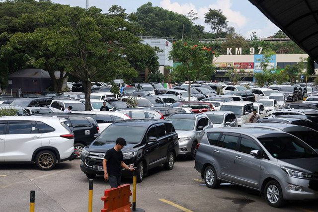 Suasana Rest Area KM 97 yang padat saat arus balik. Foto: Syawal Febrian Darisman/kumparan