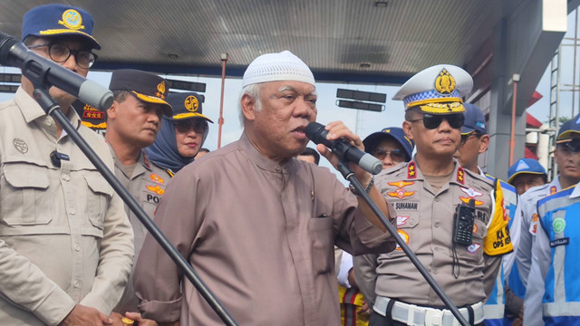 Menteri PUPR Basuki Hadimuljono di Gerbang Tol Kalikangkung, Sabtu (13/4/2024). Foto: Jonathan Devin/kumparan