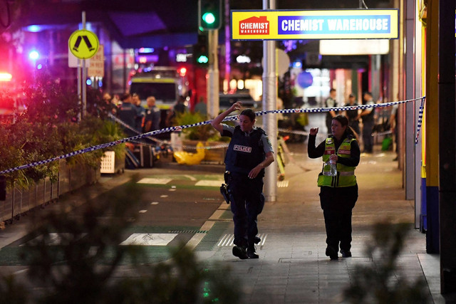 Pekerja layanan darurat terlihat di dekat Bondi Junction setelah beberapa orang ditikam di dalam pusat perbelanjaan Westfield Bondi Junction di Sydney, Australia, Sabtu (13/4/2024). Foto: AAP Image/Steven Saphore via REUTERS