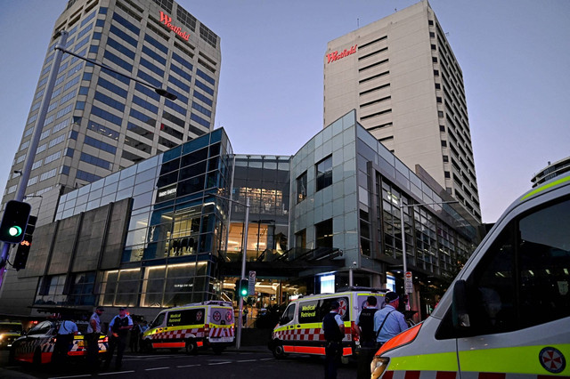 Pekerja layanan darurat terlihat di dekat Bondi Junction setelah beberapa orang ditikam di dalam pusat perbelanjaan Westfield Bondi Junction di Sydney, Australia, Sabtu (13/4/2024). Foto: AAP Image/Steven Saphore via REUTERS
