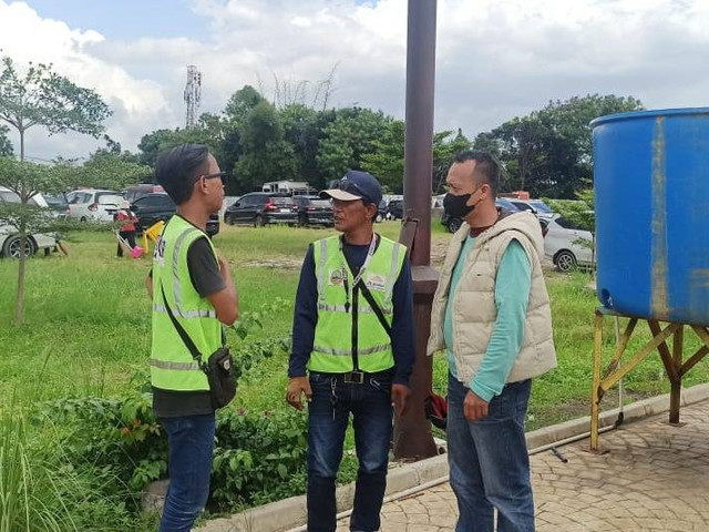 Polisi saat memberi peringatan ke juru parkir di Masjid Raya Al-Jabbar agar tak melakukan pungli. Foto: Dok. Istimewa