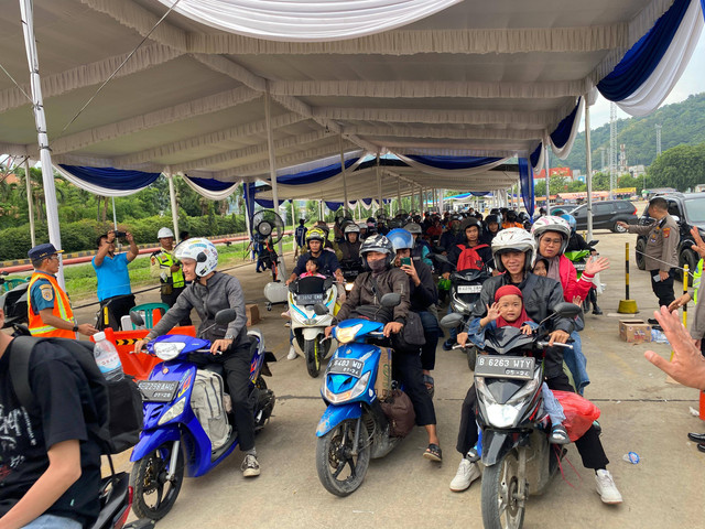 Ratusan pemudik berangkat dari Pelabuhan Panjang menuju Pelabuhan Ciwandan. | Foto: Sinta Yuliana/Lampung Geh
