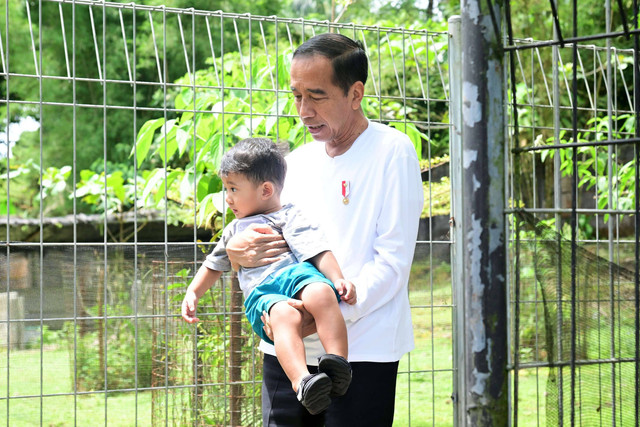 Presiden Joko Widodo bersama Ibu Iriana Joko Widodo menikmati nuansa alam dan wisata satwa bersama cucunya di The Hill Hotel and Resort, Kabupaten Deli Serdang, Provinsi Sumatra Utara, Sabtu, (13/4/2024) Foto: Dok. Muchlis Jr - Biro Pers Sekretariat Presiden