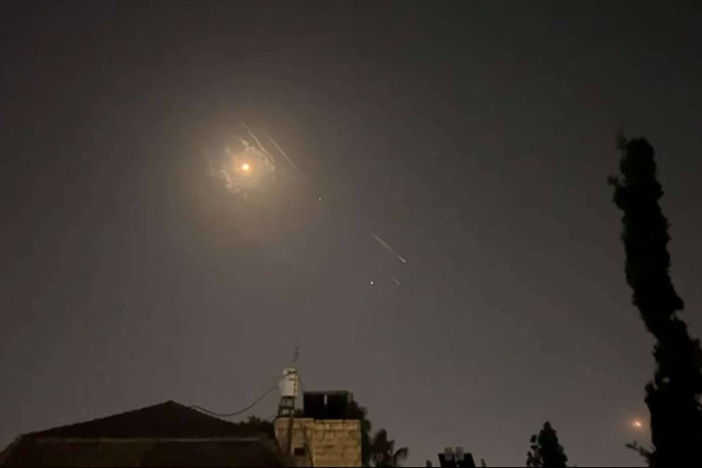 Ilustrasi serangan rudal. Foto: AFPTV / AFP