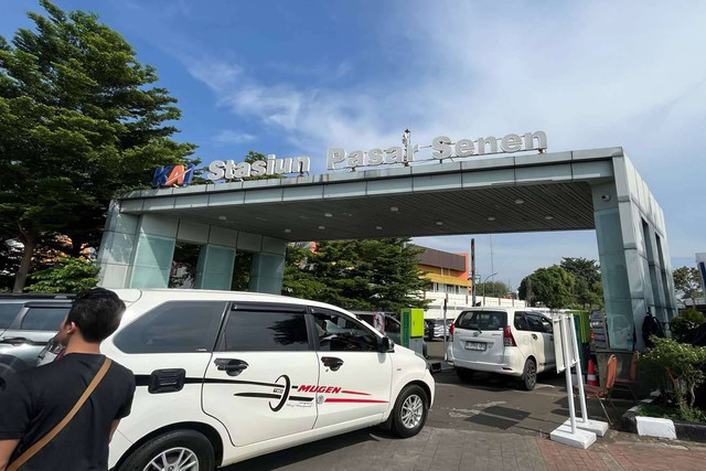 Suasana Stasiun Pasar Senen, Minggu (14/4/2024). Foto: Haya Syahira/kumparan