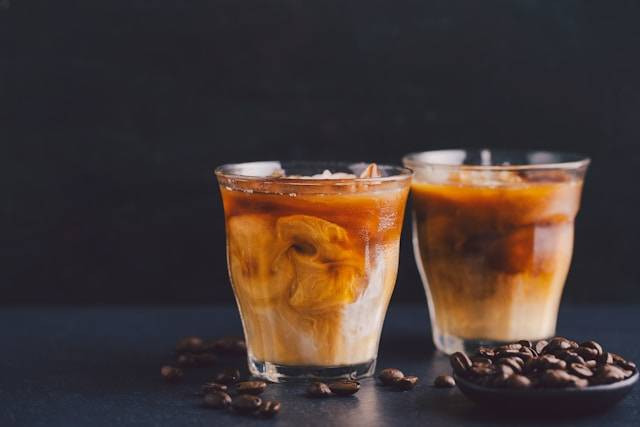 Es kopi susu terenak di Bandung. Foto hanyalah ilustrasi, bukan tempat yang sebenarnya. Sumber: Unsplash/Nguyen Tong Hai Van