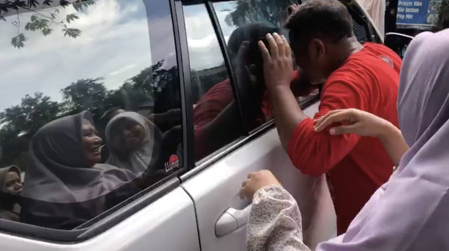 Saat mobil digedor-gedor demi membangunkan anak yan tertidur. Dok: mili.id