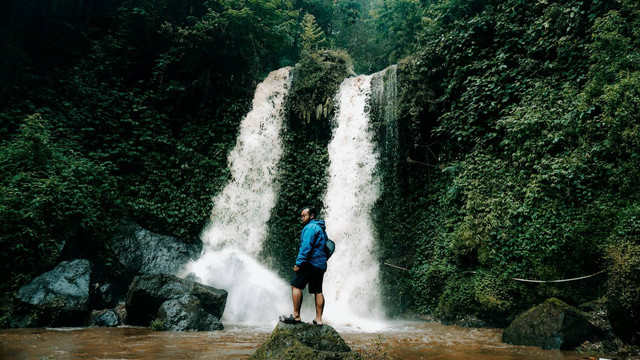 Air Terjun Grenjengan Kembar. Foto hanya ilustrasi bukan tempat sebenarnya. Sumber: Unsplash/Andri Hermawan