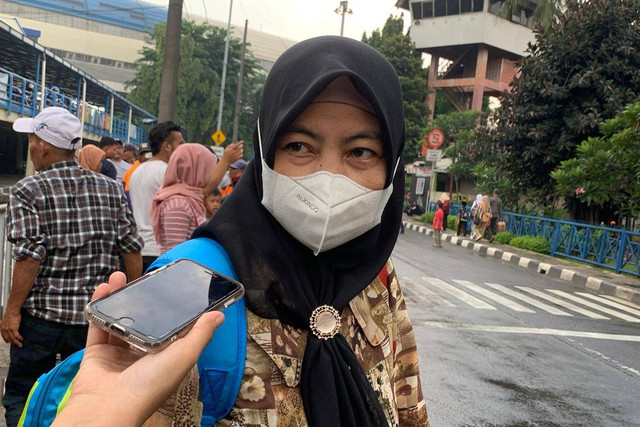 Siti Nurlatipah (51), pemudik dari Singaparna, Tasikmalaya, Jawa Barat di Terminal Kampung Rambutan, Jakarta Timur, Minggu (14/4/2024). Foto: Luthfi Humam/kumparan