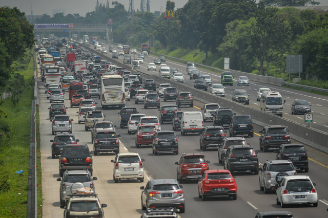 Kendaraan terjebak kemacetan menuju arah Jakarta di KM 56 Tol Jakarta-Cikampek, Kabupaten Karawang, Jawa Barat, Minggu (14/4/2024). Foto: Raisan Al Farisi/ANTARA FOTO