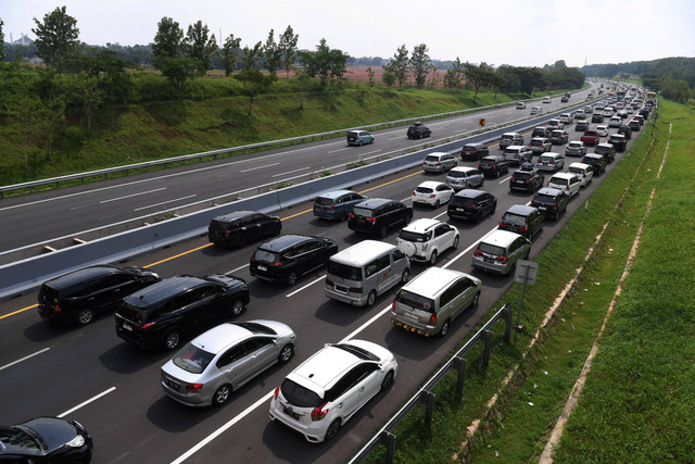 Kendaraan terjebak kemacetan di jalur satu arah atau one way Tol Cikopo-Palimanan, Karawang KM 75, Jawa Barat, Minggu (14/4/2024). Foto: Akbar Nugroho Gumay/ANTARA FOTO