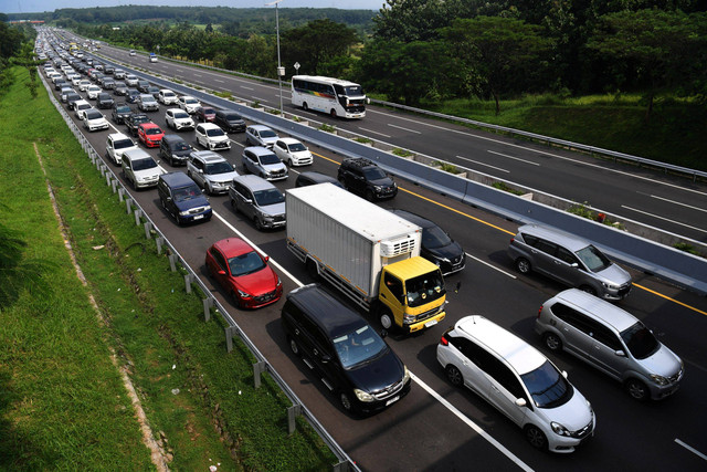Kendaraan terjebak kemacetan di jalur satu arah atau one way Tol Cikopo-Palimanan, Karawang KM 75, Jawa Barat, Minggu (14/4/2024). Foto: Akbar Nugroho Gumay/ANTARA FOTO