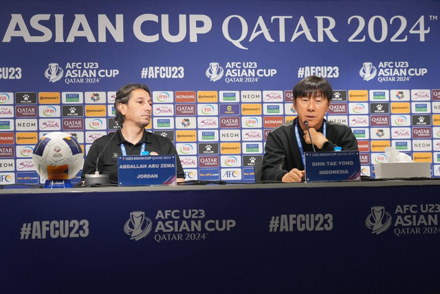 Shin Tae-yong dalam sesi konferensi pers jelang Piala Asia U-23 di Qatar, Minggu (14/4/24). Foto: Dok PSSI