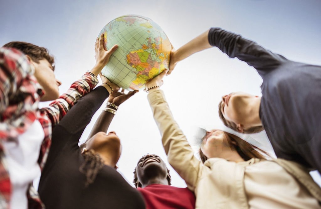 ilustrasi pengaruh globalisasi terhadap berbagai budaya kredit photo by shutterstock