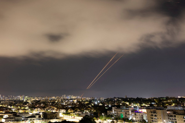 Benda-benda dicegat di langit setelah Iran meluncurkan drone dan rudal ke arah Israel, seperti yang terlihat dari Ashkelon, Israel (14/4/2024) Foto: Amir Cohen/REUTERS