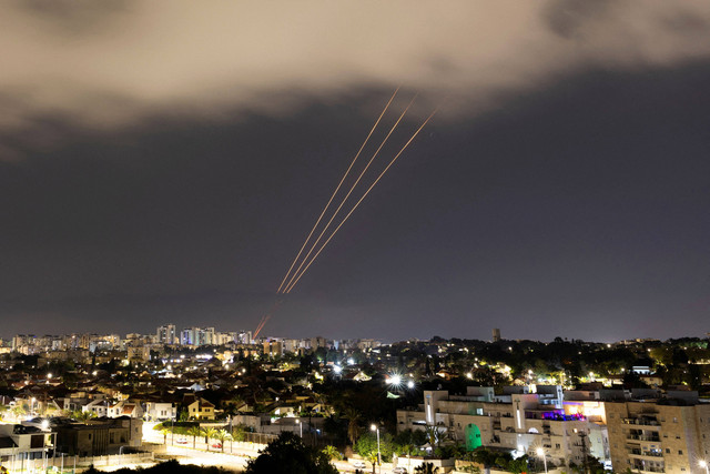 Benda-benda dicegat di langit setelah Iran meluncurkan drone dan rudal ke arah Israel, seperti yang terlihat dari Ashkelon, Israel (14/4/2024)  Foto: Amir Cohen/REUTERS