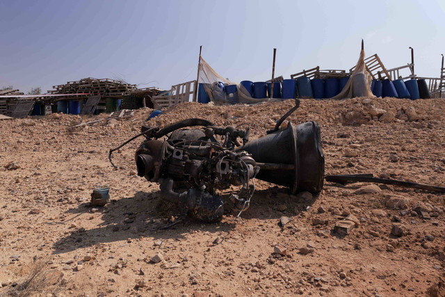 Sisa-sisa pendorong roket setelah Iran meluncurkan drone dan rudal ke arah Israel, dekat Arad, Israel, Minggu (14/4/2024) Foto: CHRISTOPHE VAN DER PERRE/REUTERS