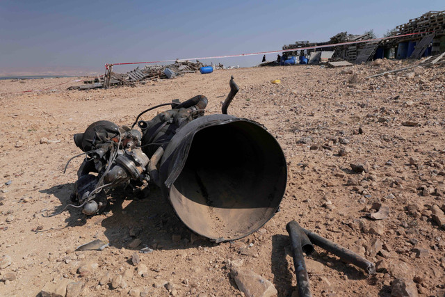 Sisa-sisa pendorong roket setelah Iran meluncurkan drone dan rudal ke arah Israel, dekat Arad, Israel, Minggu (14/4/2024) Foto: CHRISTOPHE VAN DER PERRE/REUTERS
