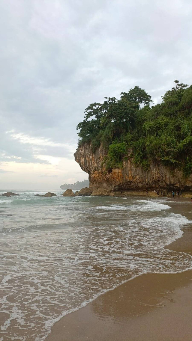 Pantai Goa Langir|Hamida Hanum