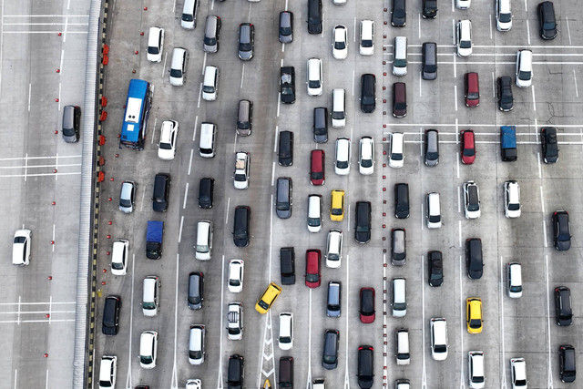 Foto udara kendaraan arus balik arah Jakarta terjebak kemacetan menjelang GT Cikampek Utama di Karawang, Jawa Barat, Minggu (14/4/2024). Foto: Akbar Nugroho Gumay/ANTARA FOTO