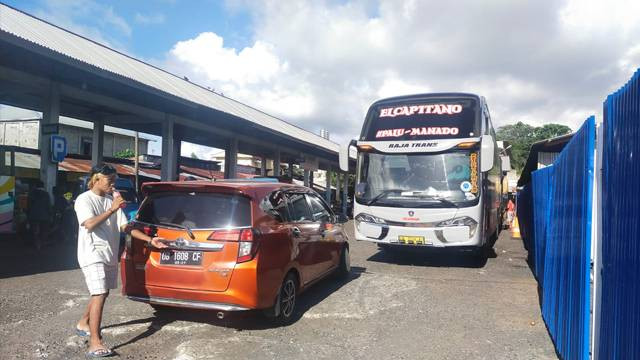 Aktivitas di Terminal Malalayang, Kota Manado.