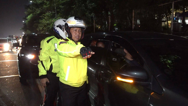  Kakorlantas Polri Irjen Aan Suhanan mengimbau pemudik yang berhenti di bahu jalan di Tol Japek, Senin (15/4).  Foto: dok. TMC