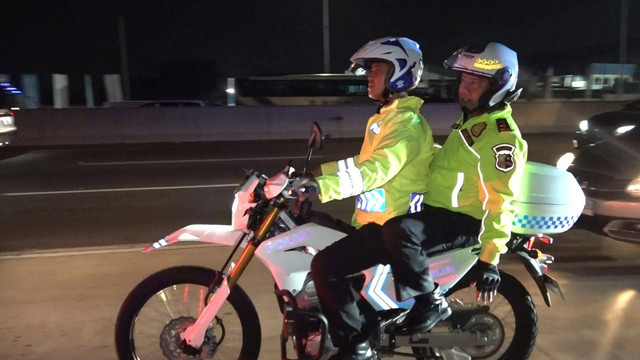 Kakorlantas Polri Irjen Aan Suhanan mengimbau pemudik yang berhenti di bahu jalan di Tol Japek, Senin (15/4).  Foto: dok. TMC