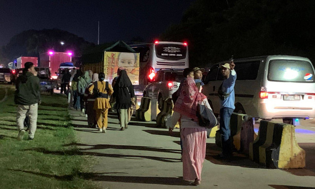 Bus berasap, penumpang berlarian di Pelabuhan Bakauheni, Senin (15/4/2024) | Foto: Roza Hariqo / Lampung Geh