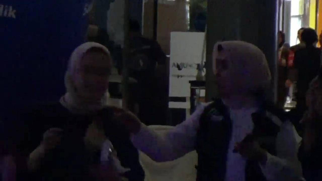 Direktur Utama PT ASDP Indonesia Ferry (Persero) Ira Puspadewi saat berjoget di sekitar Pelabuhan Eksekutif Bakauheni, pada Minggu (14/4) malam. | Foto: Ist