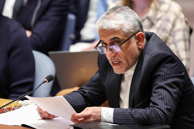 Duta Besar Iran untuk PBB Amir Saeid Iravani berbicara dalam pertemuan Dewan Keamanan PBB mengenai situasi di Timur Tengah termasuk serangan Iran baru-baru ini terhadap Israel di markas besar PBB di New York City, Kamis (14/4/2024) Foto: CHARLY TRIBALLEAU / AFP