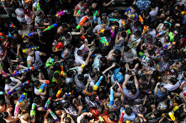 Penduduk lokal dan wisatawan bermain air saat merayakan hari raya Songkran yang menandai Tahun Baru Thailand di Bangkok, Thailand (13/4/2024) Foto: Chalinee Thirasupa/REUTERS