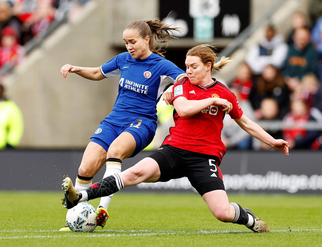 Aoife Mannion dari Manchester United beraksi dengan Guro Reiten dari Chelsea (14/4/2024) Foto: Jason Cairnduff/REUTERS