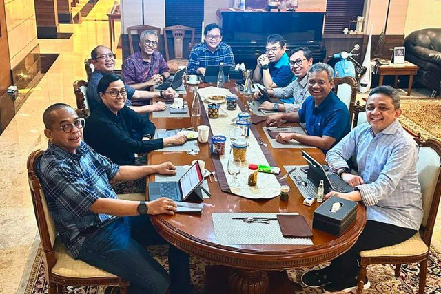 Menteri Keuangan Sri Mulyani mengadakan rapat bersama Wakil Menteri Keuangan Suahasil Nazara bersama para eselon I Kementerian Keuangan pada Minggu (14/4/2024) malam. Foto: Dok Instagram @smindrawati