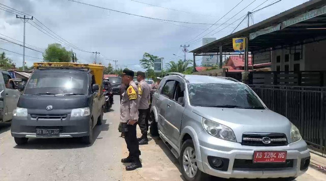 Mobil Dinas UPT Disbun Kalbar terlibat kecelakaan di Sungai Kunyit. Foto: Dok. Istimewa