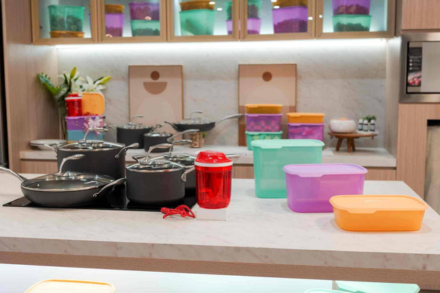 Produk wadah makanan Tupperware asli memiliki ciri-ciri tulisan dan logo food grade, kode produksi, dan microwave safe Foto: Dok.Tupperware Indonesia