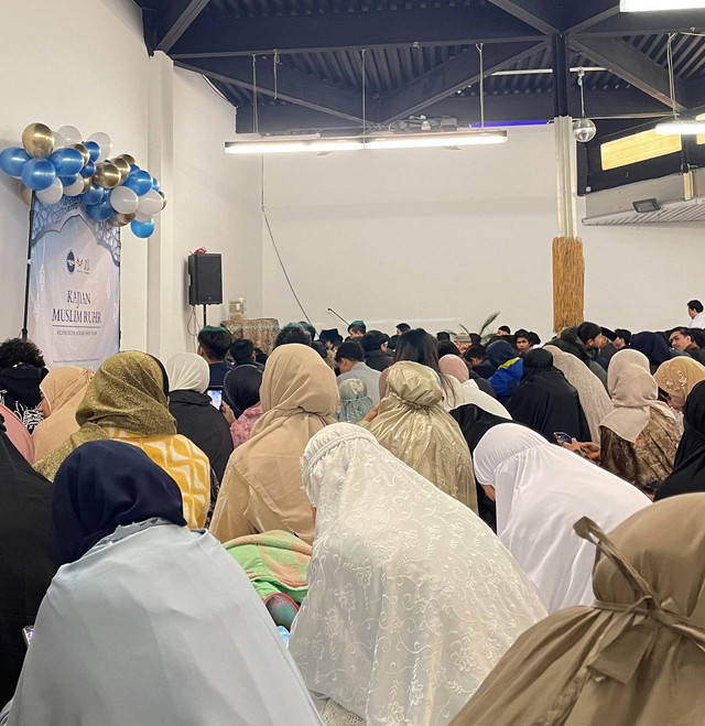 Suasana menjelang salat Id yang dilaksanakan di Duisburg, Jerman, Rabu (10/04/2023). Foto: Kezia Fadilah